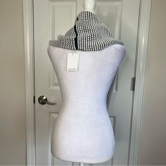 NWT. Calvin Klein Infinity Loop Scarf Black White - Picture 2 of 9